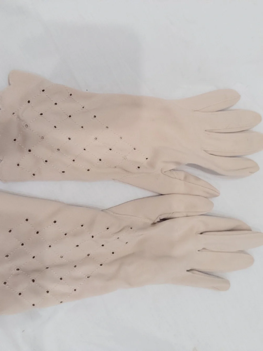 Vintage 1950s eyelet gloves cream nylon